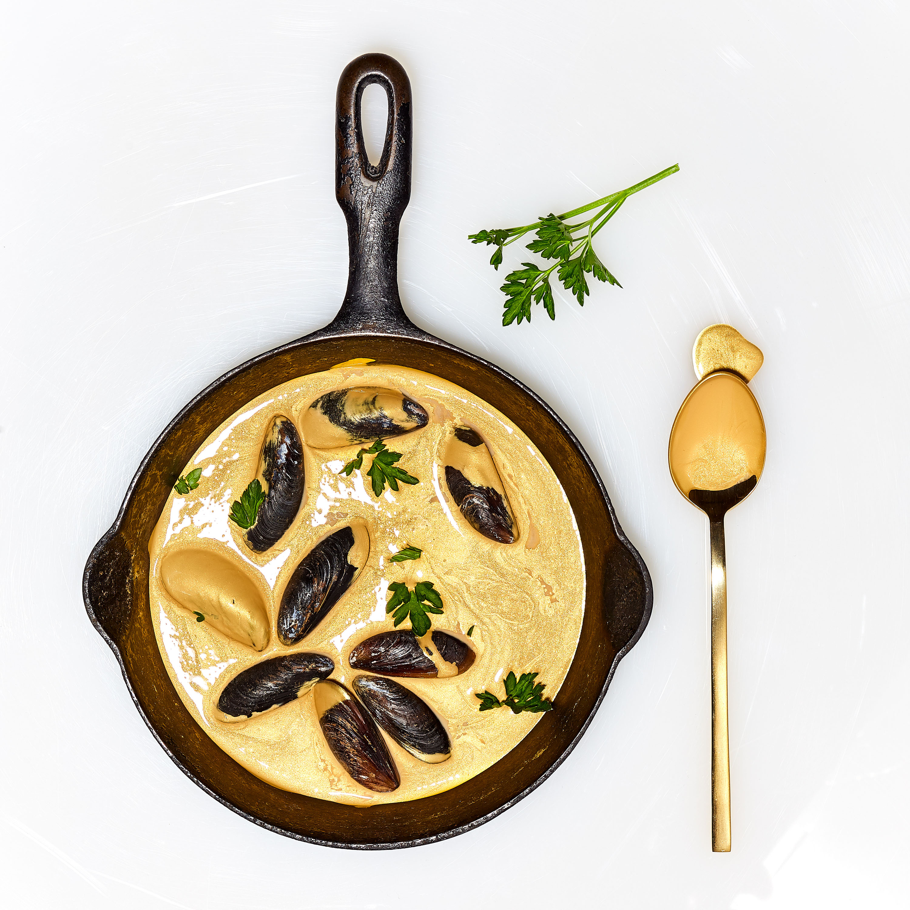 mussels gold conceptual