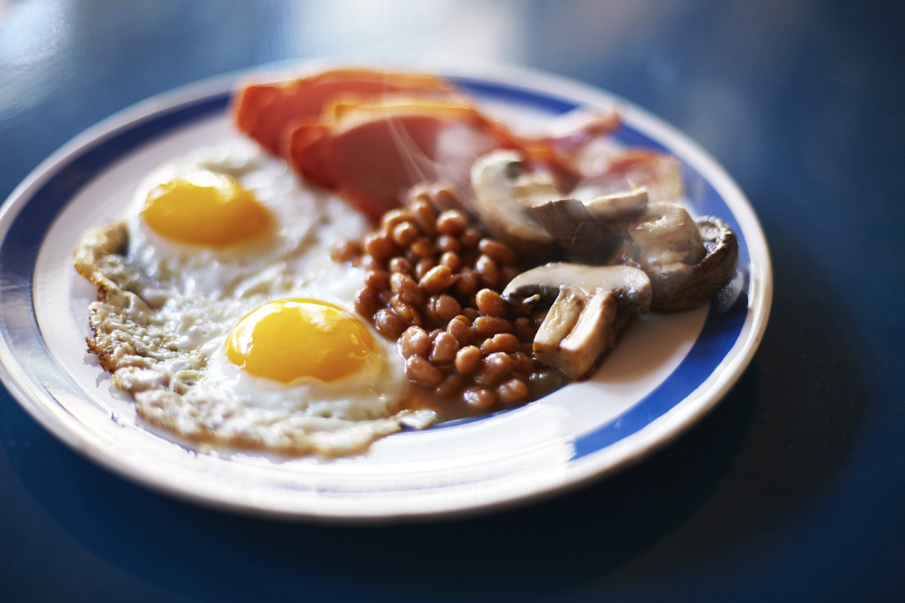 english breakfast fried eggs and beans 